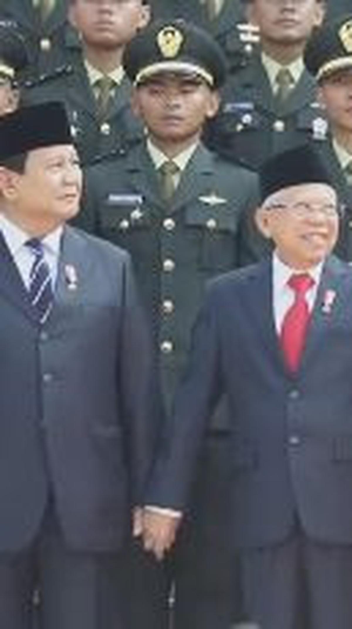 "Keakraban Presiden, Wapres dan Presiden Terpilih Indonesia di Upacara Prasetya Perwira TNI - Polri," demikian dikutip dari keterangan video. <br>