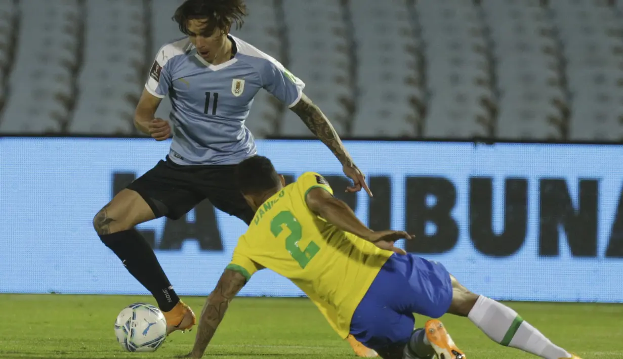 Penyerang Uruguay, Darwin Nunez berusaha melewati bek Brasil, Danilo pada pertandingan keempat kualifikasi Piala Dunia 2022 zona CONMEBOL di Estadio Centenario, Montevideo, Selasa (17/11/2020). Brasil menang atas Uruguay 2-0. (AP Photo/Matilde Campodonico, Pool)