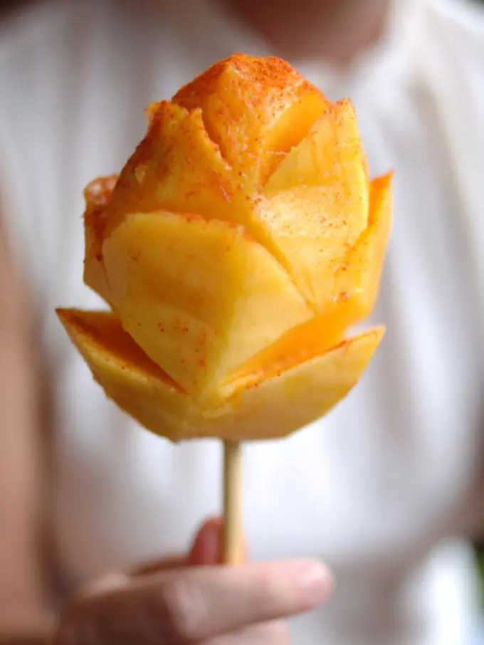 Simak! Video Tutorial Membuat Bunga dari Buah Mangga