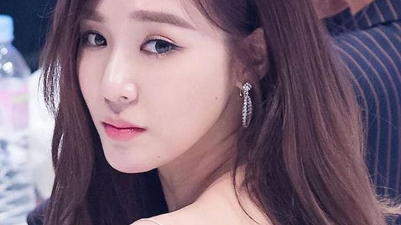 Supaya penampilannya tahan lama, Tiffany menambahkan pressed powder pada bagian yang gampang berminyak seperti dahi, hidung atau dagu. Cara penggunannya pun cukup di tap-tap saja secara lembut menggunakan sponge supaya foundation tidak geser.