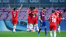 Para pemain Granada merayakan gol yang dicetak oleh Jorge Molina ke gawang Barcelona pada laga Liga Spanyol di Stadion Camp Nou, Jumat (30/4/2021). Barcelona takluk dengan skor 1-2. (AFP/Lluis Gene)