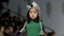 Seorang anak saat membawakan busana koleksi M.latin di Cina Fashion Week S/S 2016 di Beijing, Cina, Rabu (28/10/2015) . Acara ini berlangsung dari 25-31 Oktober 2015. (REUTERS/Jason Lee)