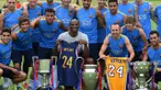 Kobe Bryant bintang basket NBA dari klub Los Angeles Lakers yang sudah ngefans dengan Andres Iniesta dkk sejak lama mengunjungi latihan Barcelona.