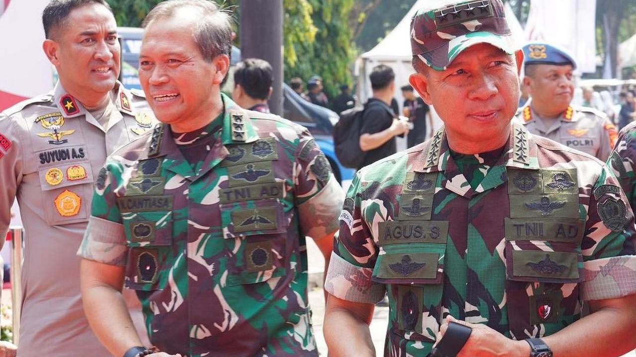 Tidak sendiri, Agus bertugas ditemani oleh sejumlah petinggi TNI Polri. Terlihat pada unggahan pertama, Agus bersama oleh Koordinator Staf Ahli Kepala Staf AD, Letjen I Nyoman Cantiasa dan Wakapolda Metro Jaya Brigjen Polisi Suyudi Ario Seto.<br>