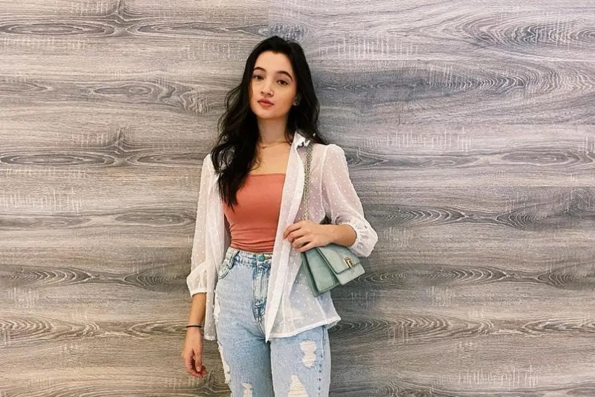 Outfit sederhana Megan Domani