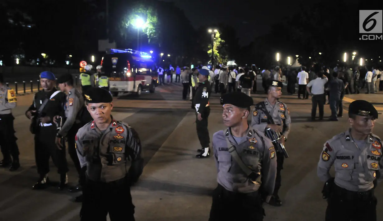 Tim Gegana menyisir lokasi ledakan yang terjadi di area Parkir Timur Senayan, Jakarta, Minggu (17/2). Pascaledakan, kepolisian menebalkan dan memperketat pengamanan di sekitar GBK dan Hotel Sultan. (Merdeka.com/Iqbal Nugroho)