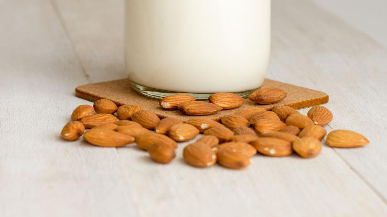 3. Susu Almond (Almond Milk)