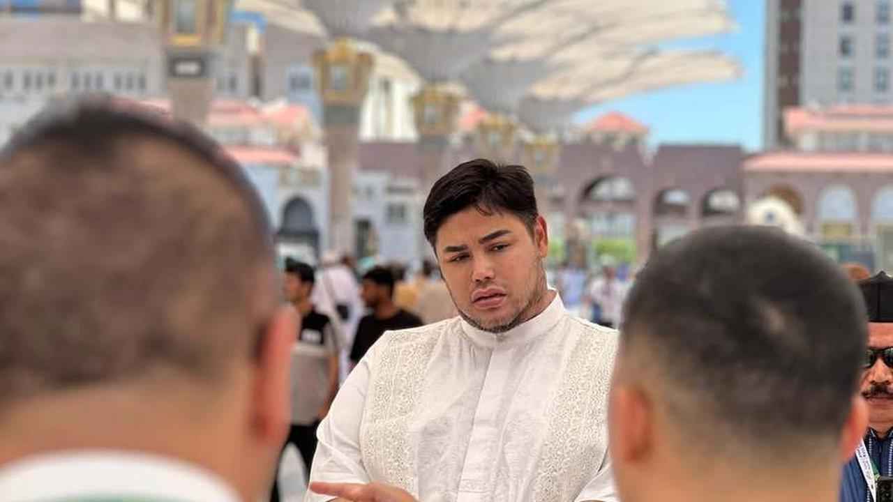 7 Potret Ivan Gunawan di Tanah Suci, Berangkat Awal Waktu Saat Jumatan - Bagi-Bagi Sarapan untuk Jamaah Subuh
