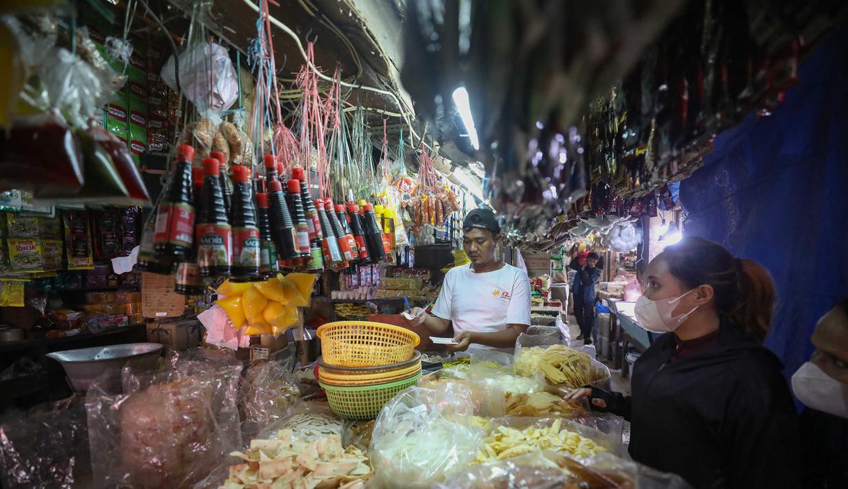 Aktivitas pedagang dan pembeli di pasar tradisional di Palmerah Jakarta, Jumat (3/4/2026). Badan Pusat Statistik mencatat tingkat inflasi Indonesia pada Maret 2026 sebesar 0,41 persen secara bulanan, atau lebih rendah dibandingkan Februari yang mencapai 0,68 persen. (merdeka.com/Arie Basuki)