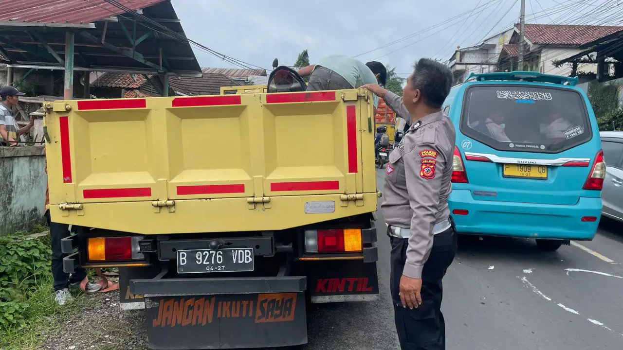 Lokasi kecelakaan pengendara motor yang tewas terlindas truk di Cicantayan, Sukabumi.