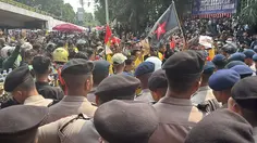 Massa Bentangkan Merah Putih Panjang Datangi Gedung DPR