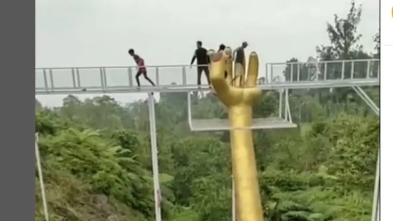 Jembatan Kaca The Geong Limpakus di Banyumas Pecah