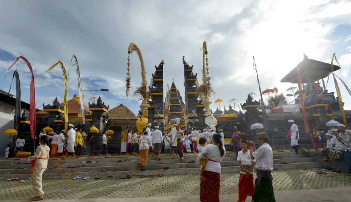 Jelang perayaan Galungan, masyarakat Bali mulai mendatangi pura di Jimbaran, Bali, (21/5/14). (AFP PHOTO/Sonny Tumbelaka)