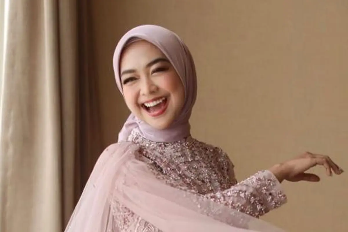 Pesona Anggun Ria Ricis Kenakan Gaun Ungu Muda di Momen Lamaran