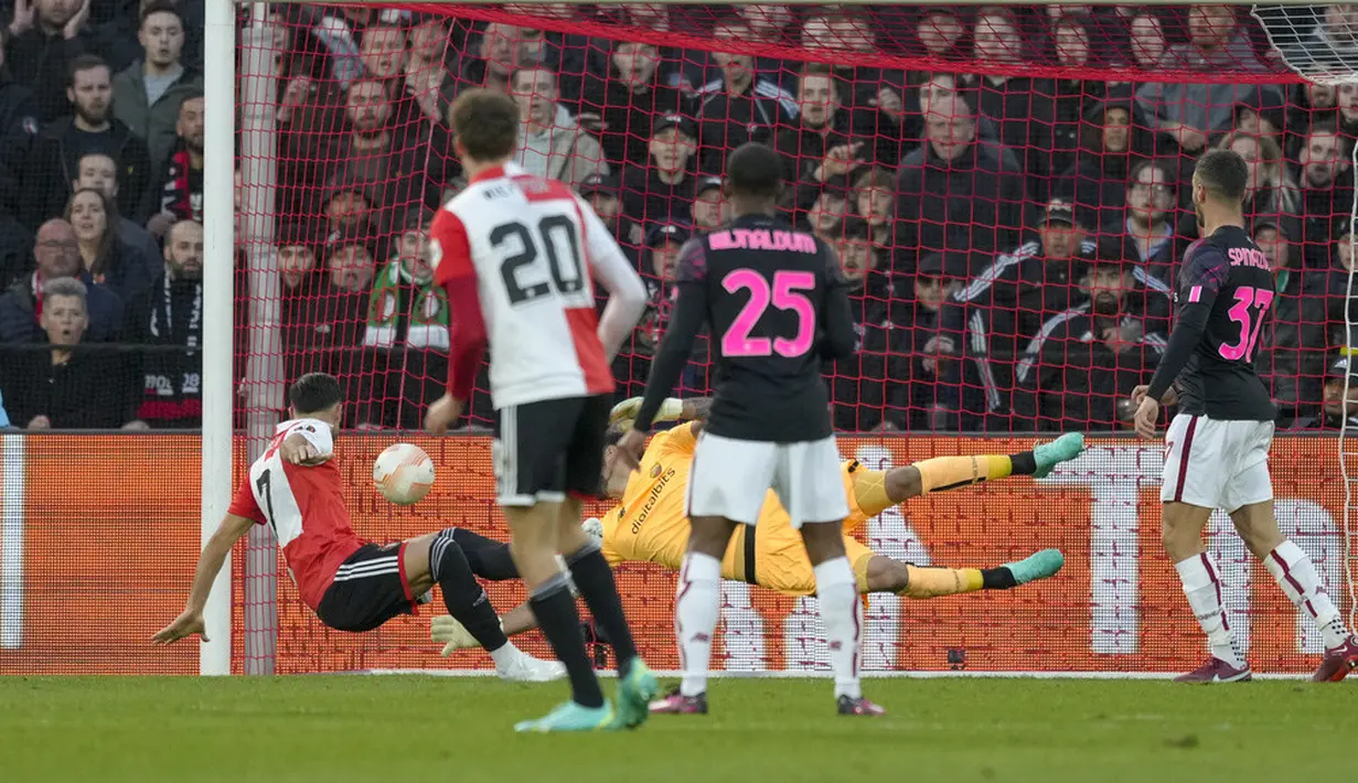 <p>Babak kedua baru menginjak menit ke-53 saat Feyenoord mencetak gol. Oussama Idrissi merangsek dari kiri dan mengirim umpan tarik yang disambar Wieffer dari luar kotak penalti. Bola berakhir di pojok kiri gawang. (AP Photo/Peter Dejong)</p>