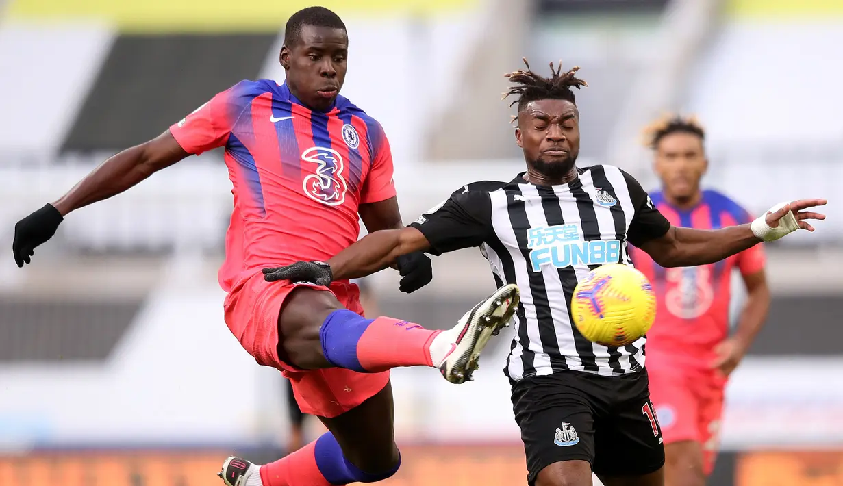 Bek Chelsea, Kurt Zouma, berebut bola dengan gelandang Newcastle United, Allan Saint-Maximin, pada laga lanjutan Liga Inggris di St James Park, Sabtu (21/11/2020) malam WIB. Chelsea menang 2-0 atas Newcastle United. (AFP/Alex Pantling/pool)