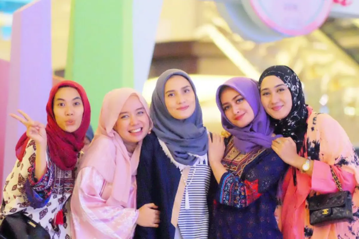 Penampilan Super Kece dengan 10 Nuansa Hijab Tabrak Warna