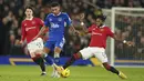 <p>Gelandang Manchester United, Fred berusaha merebut bola dari pemain Everton, Ben Godfrey pada laga putaran ketiga Piala FA di Old Trafford di Manchester, Inggris, Sabtu (7/1/2023). Manchester United menang atas Everton dengan skor 3-1. (AP Photo/Dave Thompson)</p>