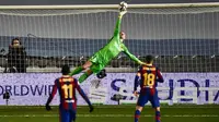 Kiper Barcelona, Marc-Andre ter Stegen, menepis bola saat melawan Real Sociedad pada laga semifinal Piala Super Spanyol di Stadion Nuevo Arcangel, Rabu (13/1/2021). Barcelona menang adu penalti dengan skor 3-2. (AP/Jose Breton)