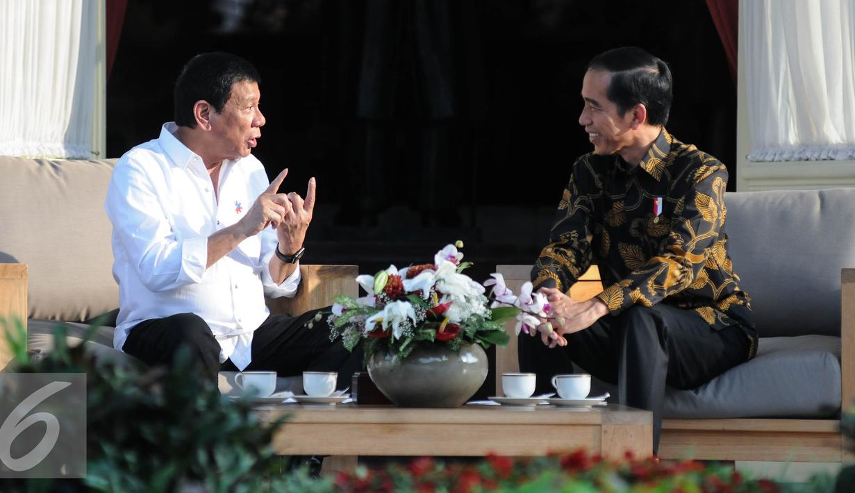Sebelum melangsungkan pertemuan kenegaraan ini, Duterte telah lebih dulu menyapa komunitas Filipina di Indonesia, berkunjung ke TMP Kalibata dan blusukan ke Pasar Tanah Abang ditemani Jokowi, Jakarta, Jumat (9/9). (Liputan6.com/ Faizal Fanani)