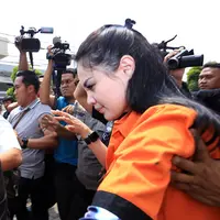 Artis Jennifer Dun berbeda dari sebelumnya. Kalau kemarin sering mengumbar senyum, kali ini ia lebih banyak tertunduk. Ia juga tak mengeluarkan sepatah kata. (Deki Prayoga/Bintang.com)