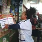 Artis Pantura Cirebon Diana Sastra bersama para pengamen bernyanyi menghibur pengunjung pasar Pasalran Cirebon sekaligus menggalang dana untuk korban Gempa dan Tsunami Palu Sulawesi Tengah. Foto (Liputan6.com / Panji Prayitno)