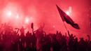 Suporter RC Celta de Vigo menyalakan flare usai timnya memastikan diri lolos ke semifinal Copa Del Rey 2017 di Balaidos stadium, Vigo, Spain, Rabu (25/1/2017). Celta Vigo bermain imbang 2-2 dengan Real Madrid.  (AP/Lalo R. Villar)