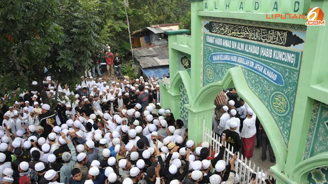 pemakaman-habib-1-130916d.jpg
