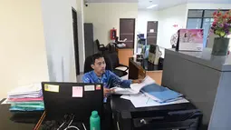 Kebijakan WFH ASN, baik di instansi pusat maupun daerah, dilaksanakan setiap Jumat dan dimulai pada hari ini, 10 April 2026. Tampak dalam foto, pegawai bekerja di depan komputer dengan beberapa meja kursi yang kosong saat penerapan Work From Home (WFH) bagi Aparatur Sipil Negara (ASN) di kantor Kecamatan Limo, Depok, Jawa Barat, Jumat (10/4/2026). (merdeka.com/Arie Basuki)
