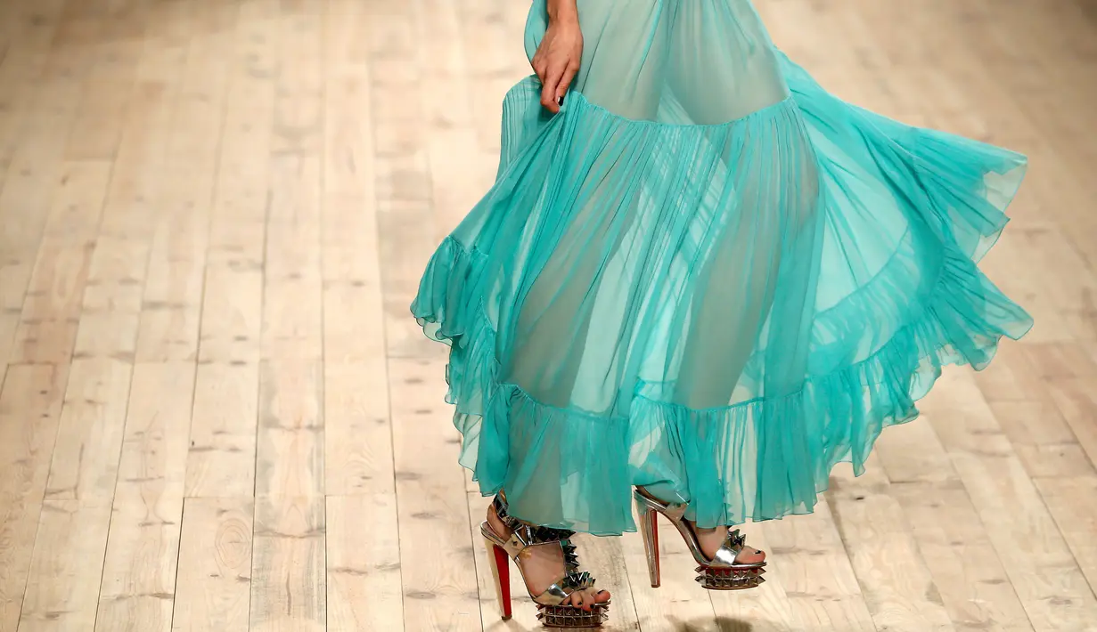 Model berjalan di catwalk saat tampil dengan rancangan Filipe Faisca dalam Lisbon Fashion Week, di Portugal (9/10). Peragaan busana tersebut menampilkan beragam macam busana Summer/Spring 2017. (REUTERS/Rafael Marchante)