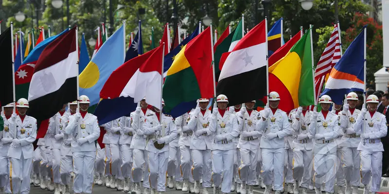 Kemeriahan Parade Historical Walk pada Puncak KAA di Bandung