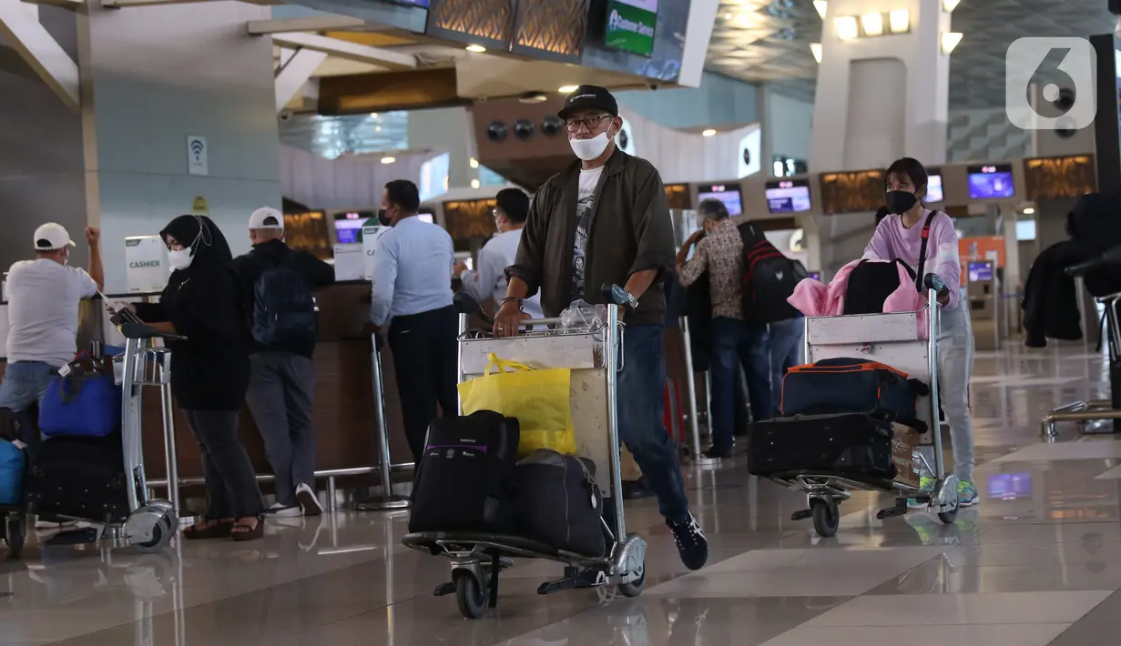 Calon penumpang berada di Terminal 3 Bandara Internasional Soekarno Hatta, Banten, Selasa (1/3/2022). Mulai hari ini pemerintah memberlakukan aturan karantina selama tiga hari bagi Pelaku Perjalanan Luar Negeri (PPLN) yang sudah memperoleh vaksinasi lengkap dan booster. (Liputan6.com/Angga Yuniar)