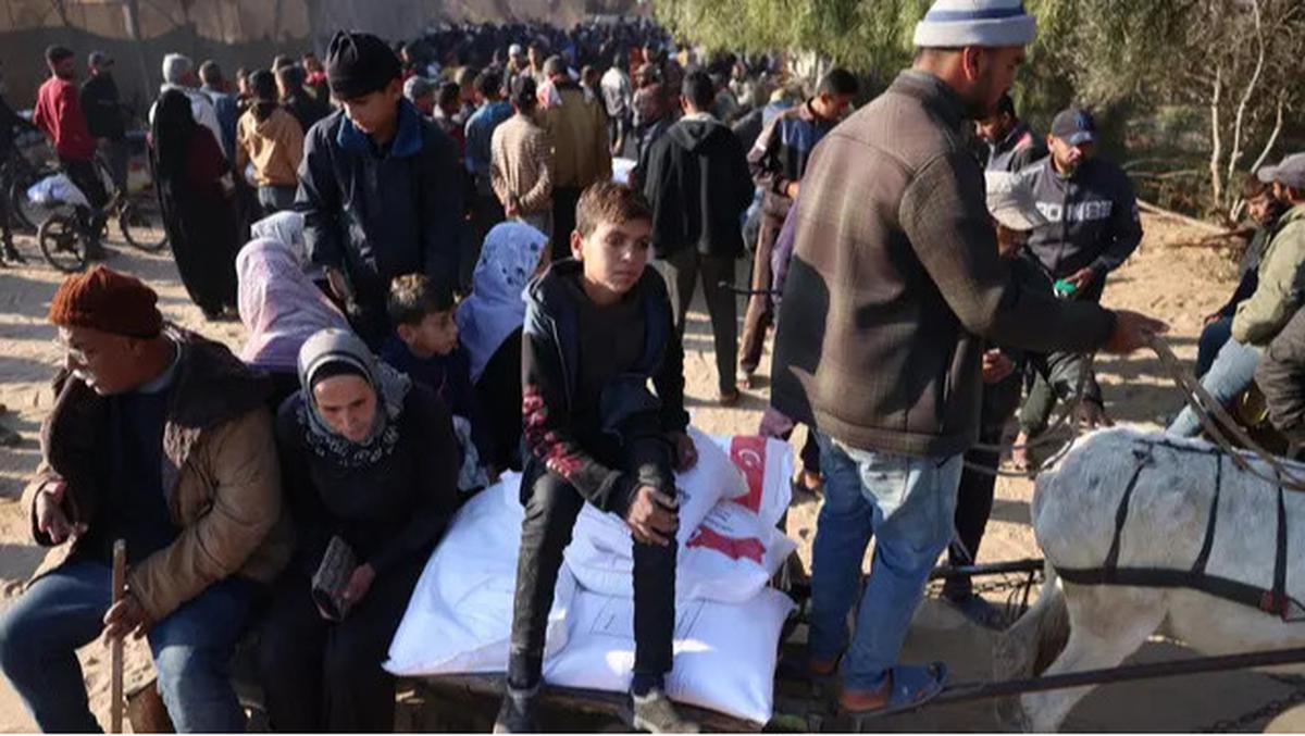 Berdesakan, Pengungsi Palestina di Gaza Antre Demi Sekantong Tepung