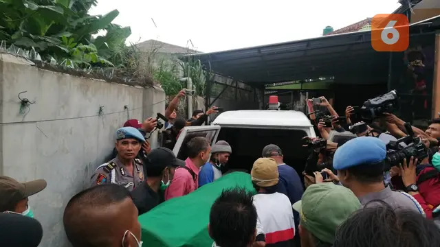 [Fimela] Suasana Bongkar Makam Lina Mantan Istri Sule
