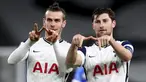 Pemain Tottenham Hotspur, Gareth Bale dan Ben Davies merayakan gol ketiga timnya ke gawang Wolfsberger di leg kedua 32 besar Liga Europa di Tottenham Stadium, Kamis (25/2/2021).  Gareth Bale cetak gol lagi, tiga gol lainnya dicetak Carlos Vinicius dua gol dan Delle Alli. (Julian Finney/Pool via AP)