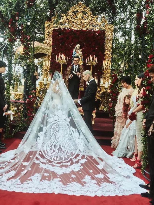 Kourtney Kardashian menikah dengan Travis Barker Blink-182. (Instagram/ kourtneykardash)