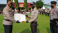 Satpam berprestasi diberi penghargaan dalam HUT ke-41 Satpam di Batang. (Foto: Liputan6.com/Polda Jateng)
