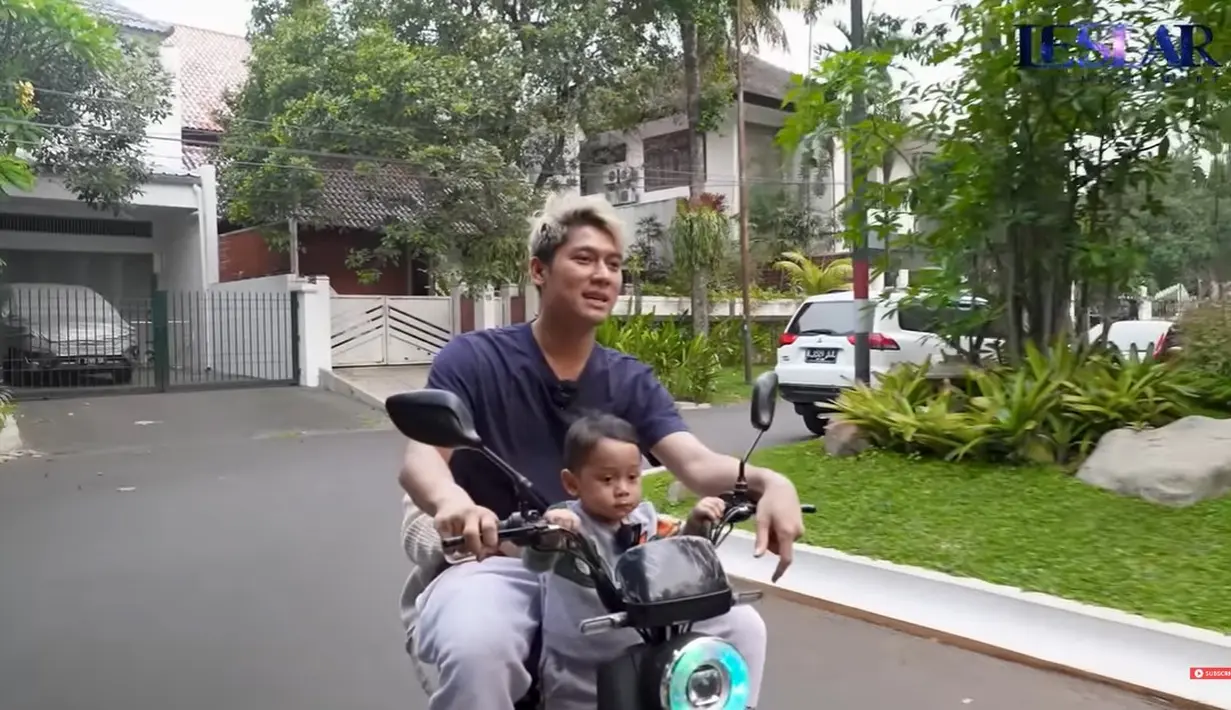 Lesti Kejora dan Rizky Billar keliling komplek (YouTube/Leslar Entertainment)
