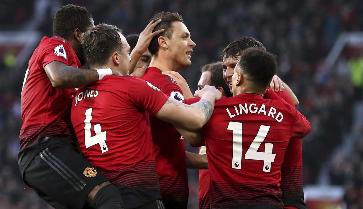 Gelandang Manchester United, Nemanja Matic, melakukan selebrasi usai membobol gawang Huddersfield pada laga Premier League di Stadion Old Trafford, Rabu (26/12). Manchester United menang 3-1 atas Huddersfield. (AP/Martin Rickett)