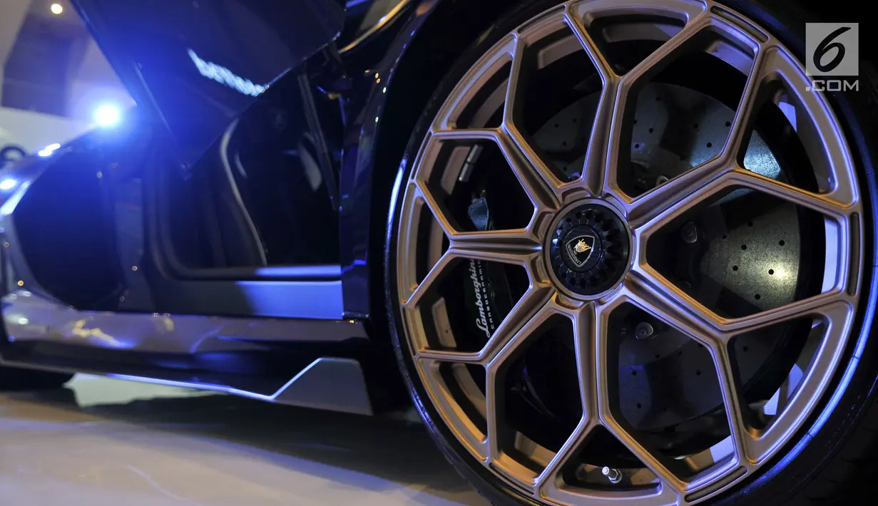 Penampakan velg Lamborghini Aventador SVJ saat dipamerkan di ajang Indonesia International Motor Show (IIMS) 2019, Jiexpo Kemayoran, Jakarta, Minggu (28/4/2019). Aventador SVJ dibanderol dengan harga sekitar USD 500 ribu-USD 600 ribu atau setara Rp 7-8,5 miliar per unit. (merdeka.com/Iqbal Nugroho)