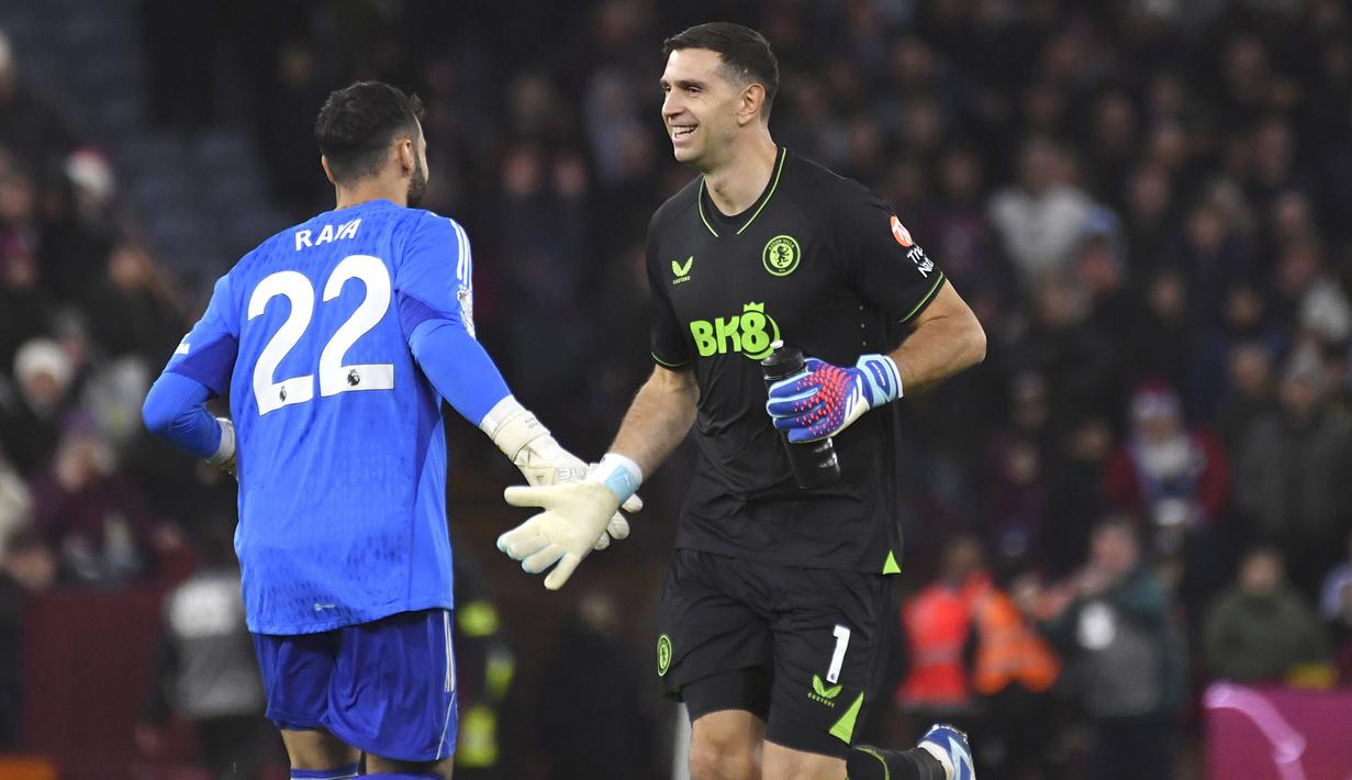 Kiper Aston Villa, Emiliano Martinez (kanan) dan kiper Arsenal, David Raya saling menyapa sebelum dimulainya laga pekan ke-16 Liga Inggris 2023/2024 di Villa Park, Birmingham, Minggu (10/12/2023) dini hari WIB. (AP Photo/Rui Vieira)