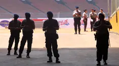 Pengamanan Polri dan TNI di Stadion Gelora Bung Karno, Jakarta, Sabtu (17/10/2015), Pengamanan ini bertujuan untuk membuat suporter dan penonton merasa aman saat partai Final Piala Presiden berlangsung. (Bola.com/Nicklas Hanoatubun).