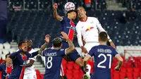 Pemain Paris Saint-Germain Marquinhos (kiri atas) berebut bola dengan pemain RB Leipzig pada pertandingan Grup H Liga Champions di Stadion Parc des Princes, Paris, Prancis, Selasa (24/11/2020). Paris Saint-Germain menang 1-0. (AP Photo/Thibault Camus)