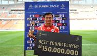 Dony Tri Pamungkas dengan trofi pemain muda terbaik BRI Super League 2025/2026. (Dok. I.League)