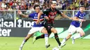 Pemain Sampdoria Tommaso Augello (kiri) berebut bola dengan pemain AC Milan Olivier Giroud pada pertandingan sepak bola Serie A Liga Italia di Genova, Italia, 10 September 2022. AC Milan menang dengan skor 2-1 atas Sampdoria. (Tano Pecoraro/LaPresse via AP)