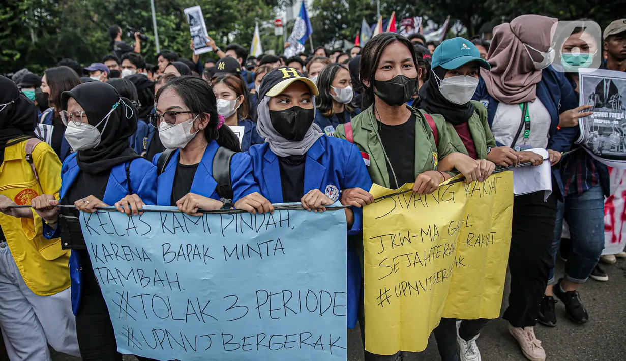 <p>Sejumlah mahasiswa yang tergabung dalam Aliansi Mahasiswa Indonsia (AMI) menggelar aksi demonstrasi di Patung Kuda, Jakarta Kamis (21/4/2022). Mereka juga menolak menuntut tolak wacana perpanjangan masa jabatan presiden. (Liputan6.com/Faizal Fanani)</p>