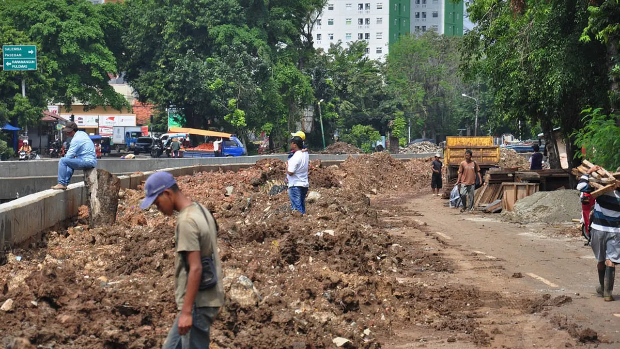 Melihat Proyek Pembangunan Turap Kali Utan Kayu Senilai Rp 400 M