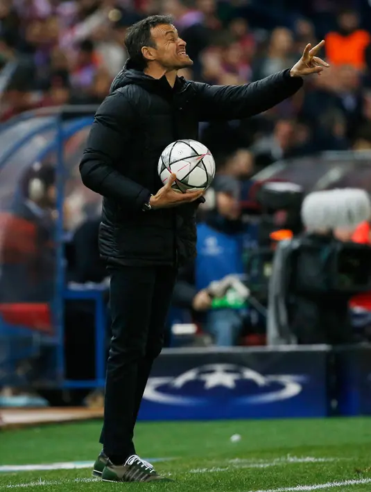 Pelatih Barcelona, Luis Enrique mengintruksikan para pemainnya saat berhadapan dengan Atletico Madrid di leg kedua Liga Champions di Vicente Calderon, Madrid, (14/4). Atletico menang atas Barcelona dengan skor 2-0. (Reuters/Sergio Perez)