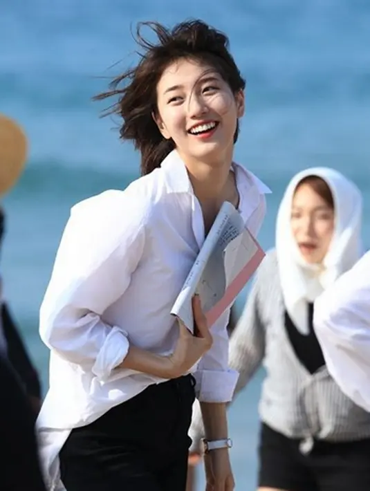 Seperti yang diwartakan Naver beberapa hari lalu, seorang sumber memberi bocoran soal kisah cinta Lee Min Ho dan Suzy. Menurutnya, Min Ho salah satu pria yang berhasil menaklukan hati Suzy. (Instagram/skuukzky)