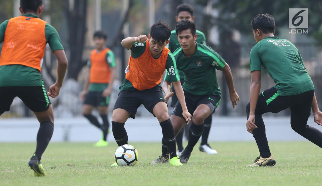 Pemain Timnas Indonesia U-19, Witan Sulaeman saat latihan jelang laga perdana Grup A Piala AFC U-19 di Lapangan A Kompleks GBK, Jakarta, Rabu (17/10). Indonesia akan melawan Chinese Taipei, Kamis (18/10). (Liputan6.com/Helmi Fithriansyah)